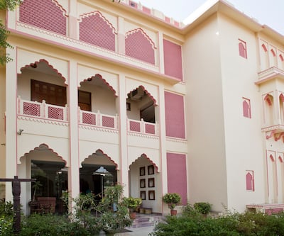 https://imgcld.yatra.com/ytimages/image/upload/t_hotel_yatra_city_desktop/v1390450852/Domestic Hotels/Hotels_Jaipur/Hotel H.R. Palace/Facade~547.jpg